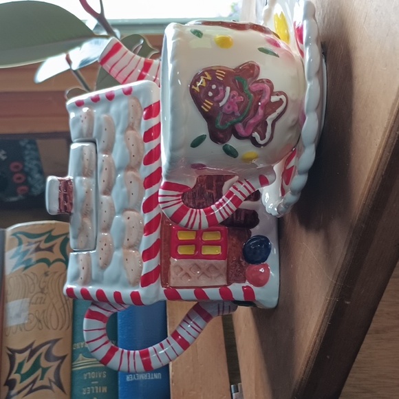 Vintage International Gingerbread House Tea Pot - Picture 11 of 15